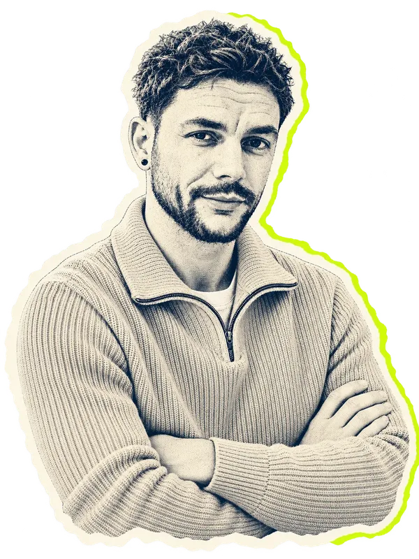 Portrait de Cyril, bras croisés, en pull