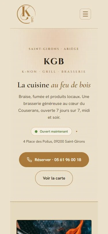 Page d’accueil mobile du K-Non à Saint-Girons : « La cuisine au feu de bois », bouton Réserver et Voir la carte.